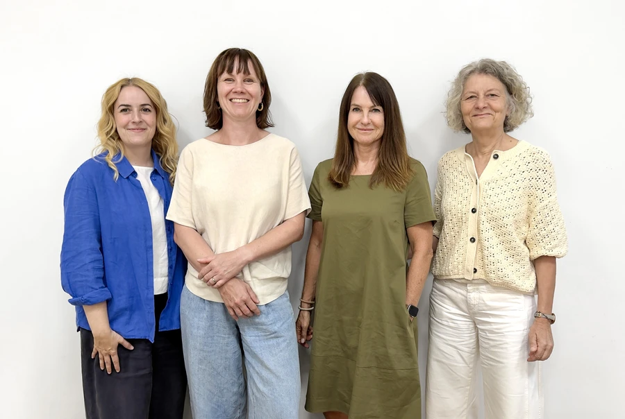 Das Gründungsteam der BEO Schule Berlin vor dem Schulgebäude, von links nach rechts: Carmen Weidenbacher, Ann-Christin Werner, Stefanie Hausmann, Sabine Meier